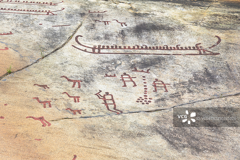 瑞典瓦斯特拉戈特兰省塔努姆的塔努姆历史岩石雕刻，位于维特利克遗址，青铜时代的具象描绘，联合国教科文组织世界遗产地图片素材