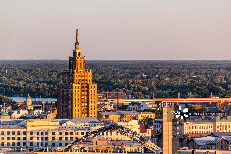 拉脱维亚科学院斯大林式建筑的里加天际线，航拍，拉脱维亚图片素材