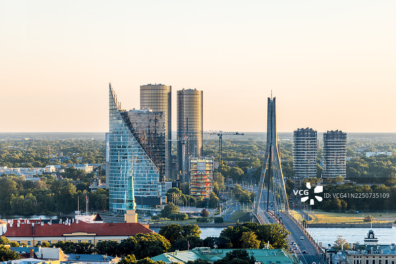 拉脱维亚里加城市景观的鸟瞰图，可以看到新建的现代化摩天大楼图片素材