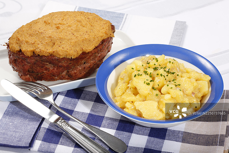 施瓦本菜肴,斯图加特肝酪,配辣根芥末酱,施瓦本土豆沙拉,肝酪,肉饼,芥末外壳,奶奶的烹饪,地方性,家常菜,典型的施瓦本风味,传统菜肴,餐盘,餐具,美食摄影图片素材