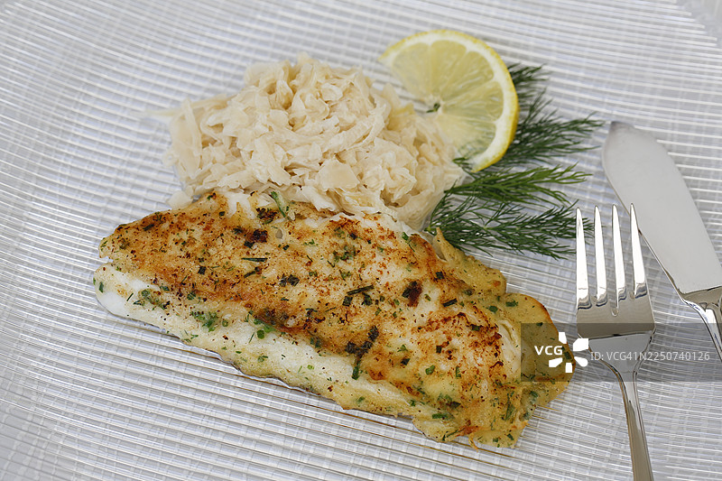 施瓦本美食，康士坦茨湖白鲑鱼柳配香草和奶油卷心菜，酸菜，鱼肴，淡水鱼，盘中盛放，莳萝，柠檬片，鱼餐具，典型的施瓦本美食，传统美食新演绎，美食摄影，s图片素材