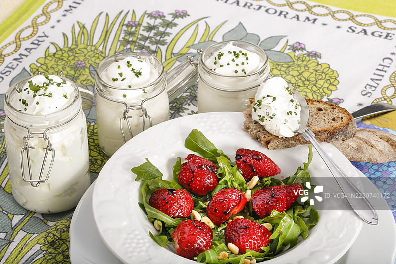 什瓦本菜肴，罐装Luggeles奶酪，配草莓、松子、什瓦本奶油奶酪的芝麻菜，乳制品，素食，健康，芝麻菜，面包，细香葱，摆放在盘子里，祖母的厨房，地方特色，家常菜，典型的什瓦本风味，沙拉图片素材