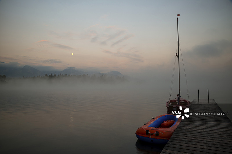 早晨的满月氛围,霍普芬湖,靠近菲森,东阿尔高,阿尔高,上施瓦本,施瓦本,巴伐利亚,德国图片素材