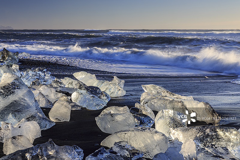 冰块在海滩上，海浪，大海，阳光明媚，晨光，冬季，钻石沙滩，Breidamerkursandur，杰古沙龙冰河湖，冰岛图片素材