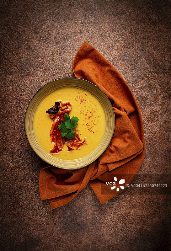 南瓜奶油汤、咖喱、炸培根、意式烤面包片、微型蔬菜、俯视视角、无人图片素材