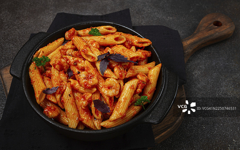 鲜虾番茄酱笔管面，特写，无人图片素材