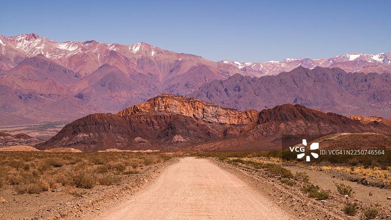 通往阿根廷安第斯山脉的道路图片素材