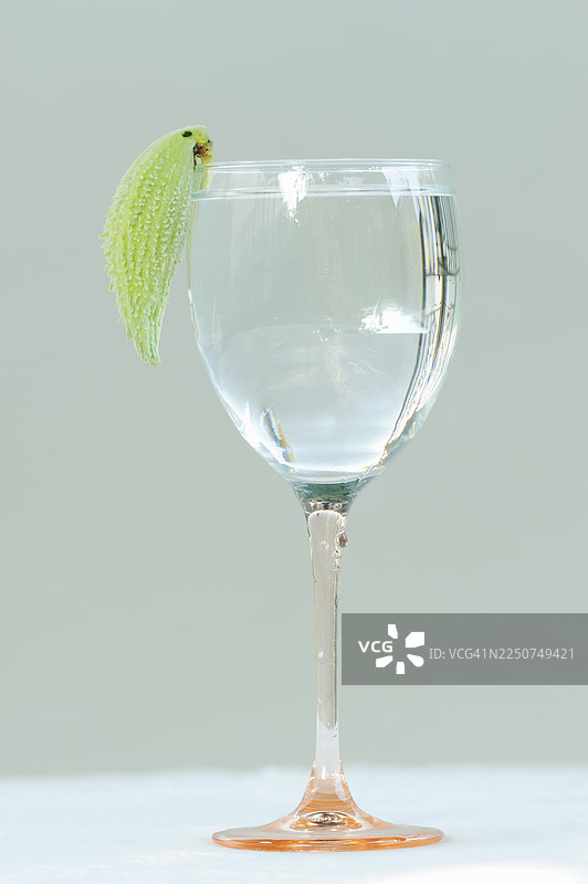 常见马利筋（Asclepias syriaca），果实被装饰成红酒杯上的鹦鹉图片素材