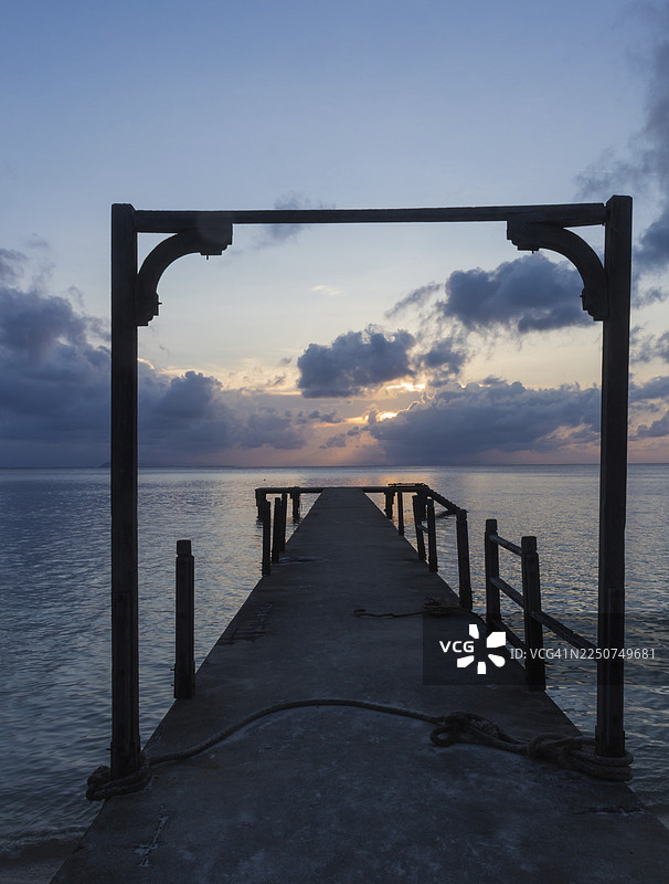 马来西亚，废弃码头上的木制拱门图片素材