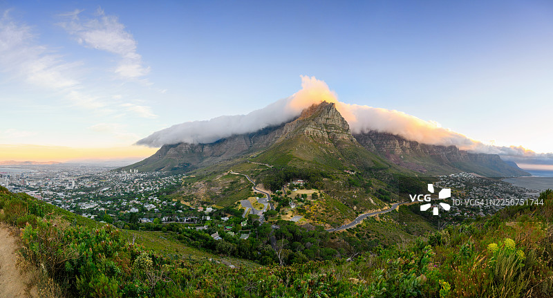 日落时分，开普敦、桌山和十二门徒的广阔高处全景视图图片素材