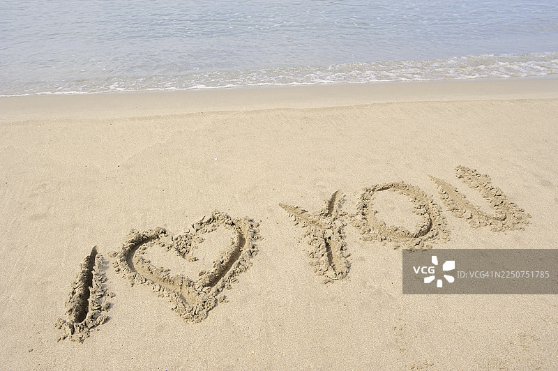 沙滩上写着“我爱你”，法国普罗旺斯卡马格图片素材