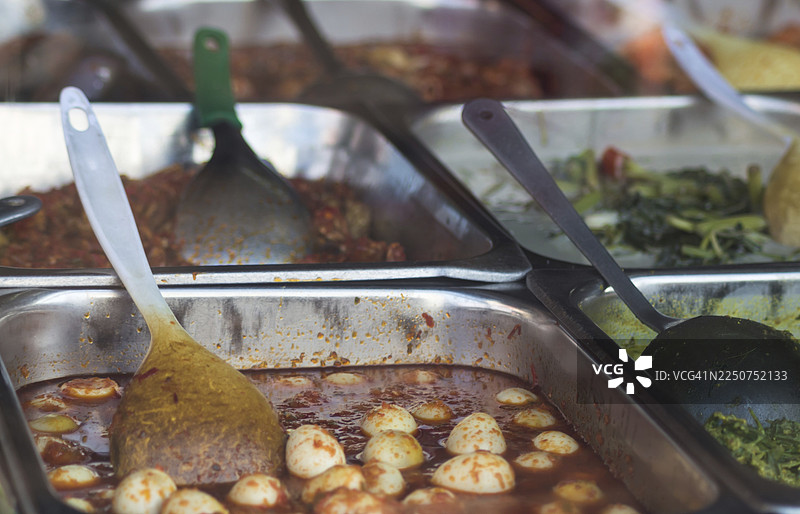 市场上售卖的中国菜和亚洲菜，包括米饭、薯片、面条和糖果。图片素材