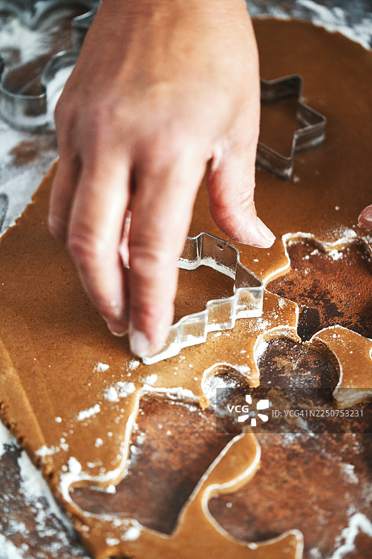 在家里的厨房准备姜饼圣诞饼干图片素材