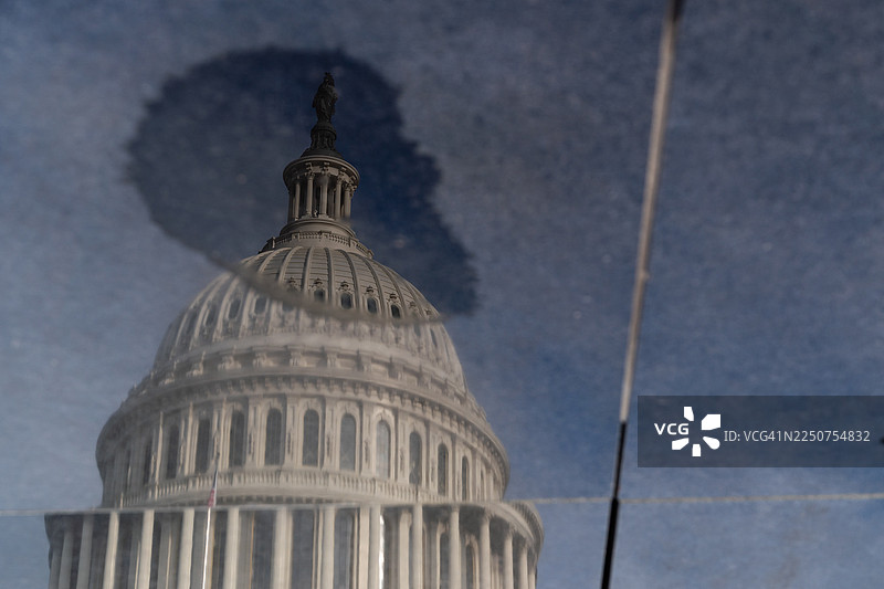 美国国会大厦的倒影图片素材