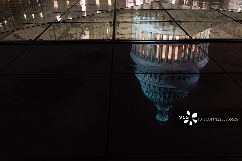 美国国会大厦的倒影图片素材