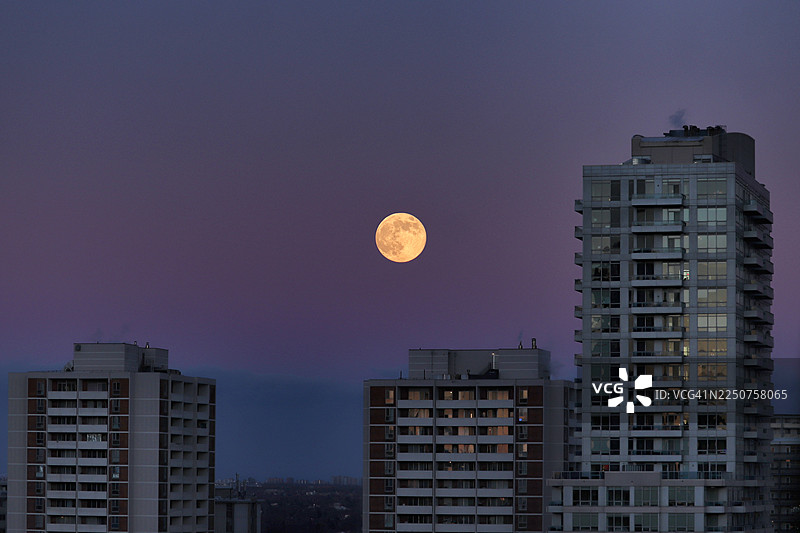 落日时分，超级月亮升起图片素材