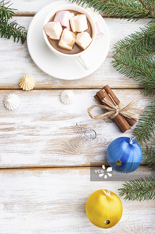 圣诞节或新年装饰画框构图。装饰品、盒子、彩球、肉桂、丝带、冷杉和云杉枝，咖啡杯，置于白色木质背景上。俯视，留白，平面布置图图片素材