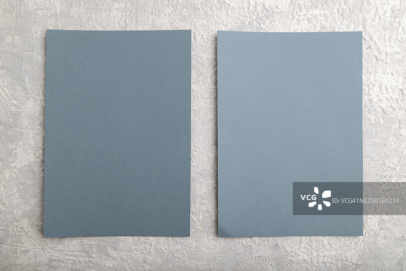 蓝色商务名片模型，置于灰色混凝土背景上。空白、俯视、静物、留白图片素材