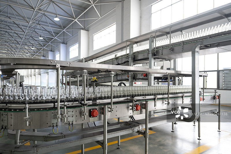 生产线上的工业玻璃瓶图片素材