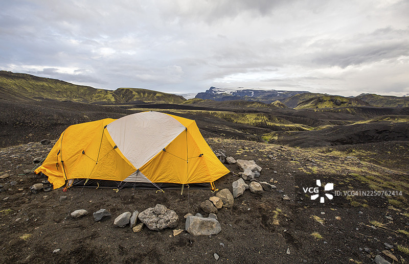冰岛兰德曼纳劳卡避难所的一顶黄色帐篷，供徒步旅行者使用。图片素材