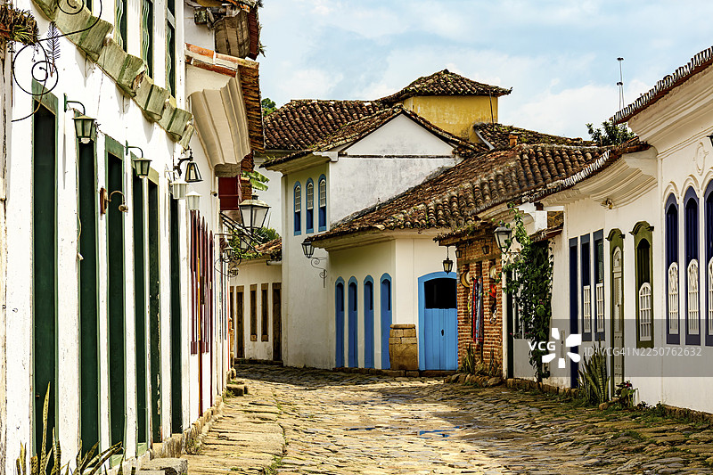 巴西里约热内卢帕拉蒂市，一条铺满鹅卵石的古老宁静街道，街道两旁是殖民风格的房屋。图片素材