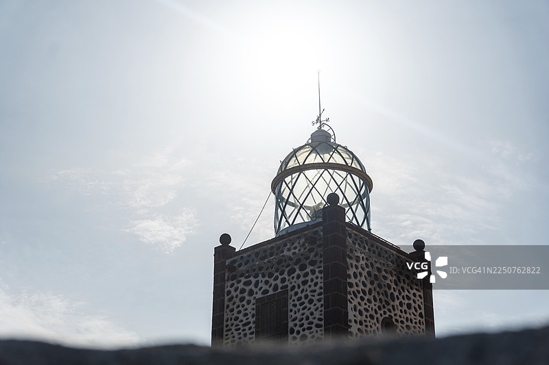 西班牙富埃特文图拉岛，加那利群岛，东海岸拉斯普拉亚塔斯市，日落时分的恩塔利亚达灯塔。图片素材