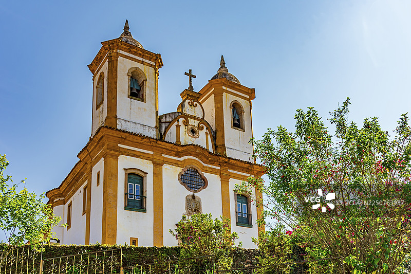巴西米纳斯吉拉斯州历史名城欧鲁普雷图的巴洛克风格的古老天主教堂图片素材