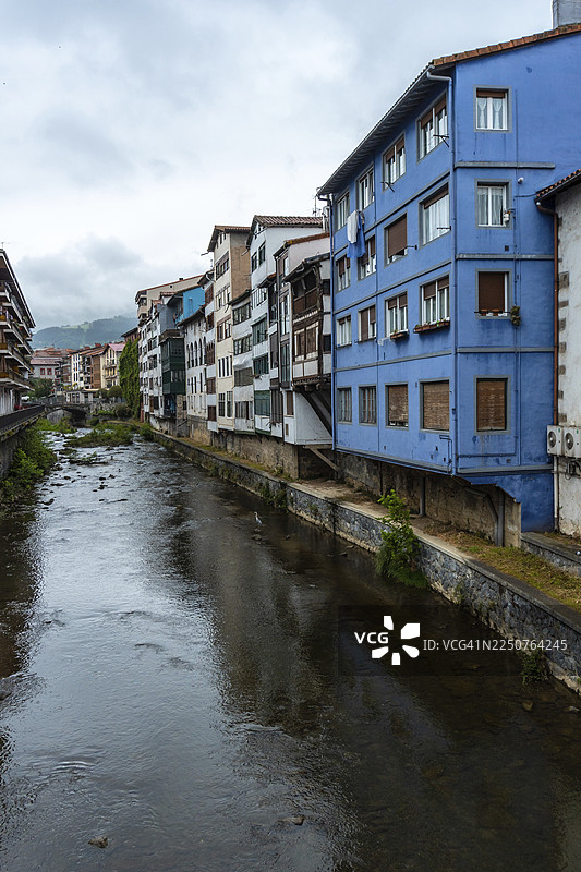 吉普斯夸省阿斯科伊蒂亚镇乌罗拉河畔的传统蓝色房屋，巴斯克地区图片素材