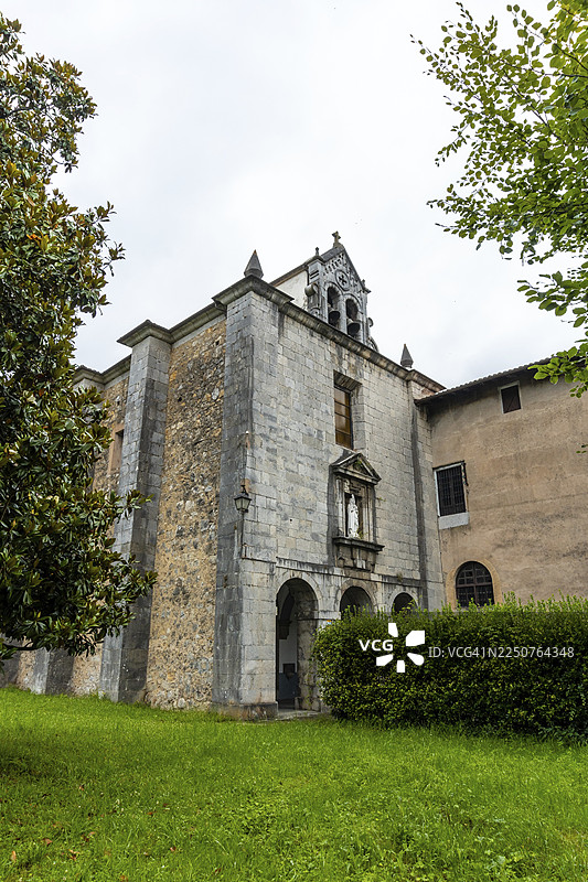 吉普斯夸省阿斯科伊蒂亚镇的圣克拉拉修女会旧修道院，坐落在乌罗拉河畔。由唐·佩德罗·德·苏阿苏拉创立。巴斯克地区。图片素材