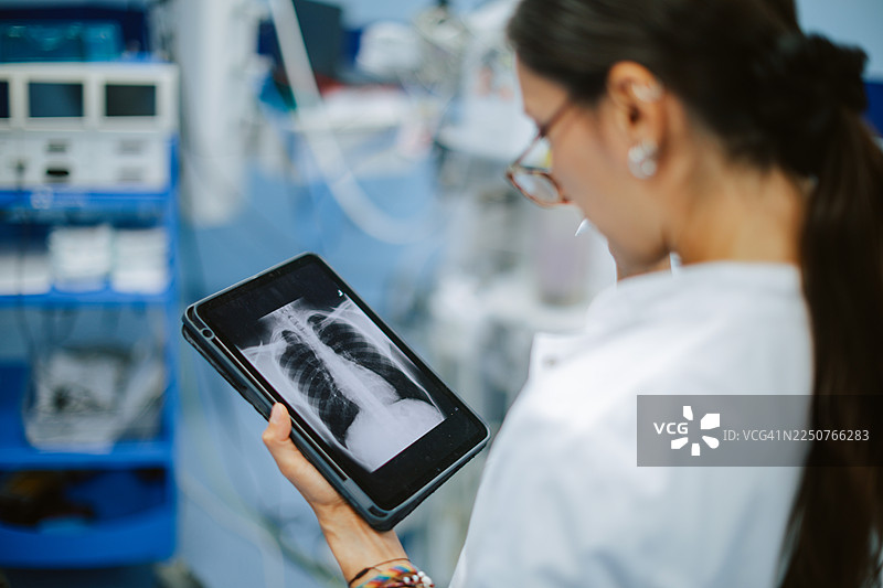 医疗专业人员处理电子病历图片素材