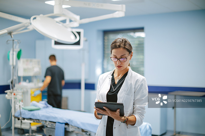 医生在医院用数字设备查看数据图片素材