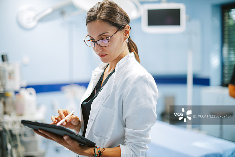 医生正在查看电子健康信息图片素材