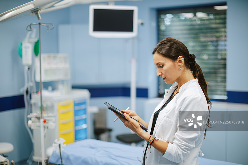医生在医院用数码设备审阅数据图片素材