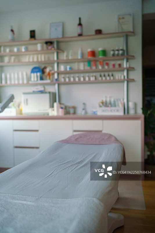 水疗护理室里的空按摩床。图片素材