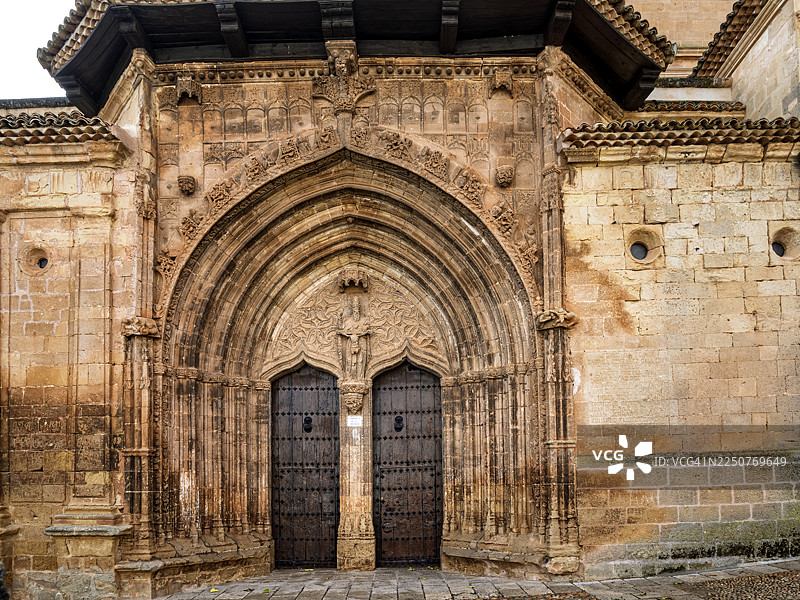 阿尔卡拉斯镇圣三一教堂和塔尔东塔的主门，阿尔瓦塞特。图片素材