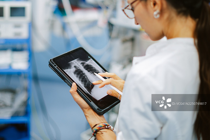 医务人员正在处理电子病历图片素材