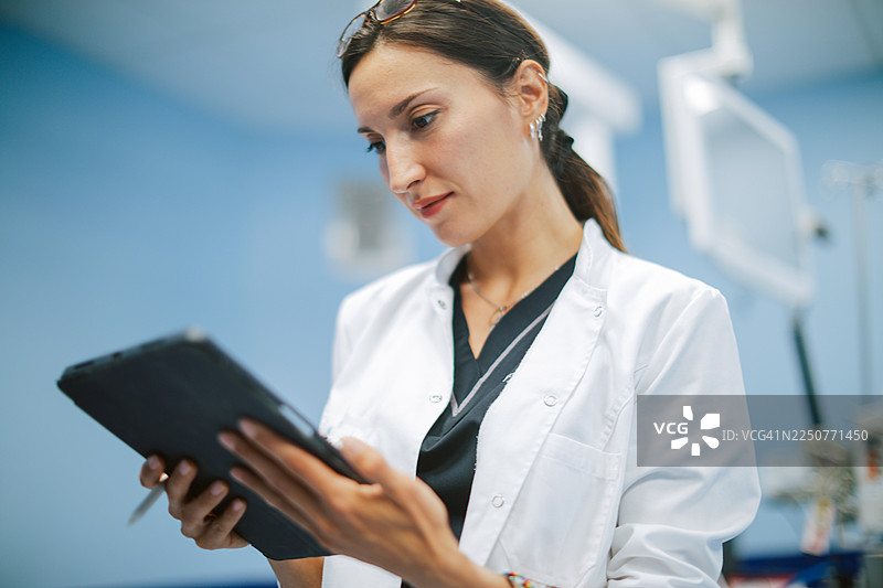 医生在医院用数字设备查看数据图片素材