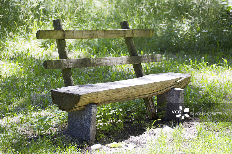 瑞士森林中的木石长椅图片素材