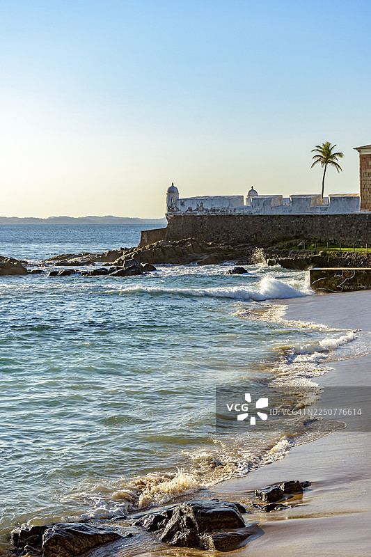 巴西巴伊亚州萨尔瓦多市福尔特达巴拉海滩上建于17世纪的古老圣玛丽亚堡垒图片素材