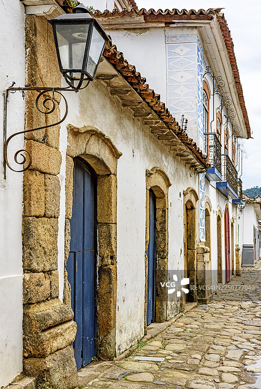 巴西里约热内卢州海岸，帕拉蒂市历史街道上殖民时期建筑风格的房屋细节，街道铺着鹅卵石。图片素材