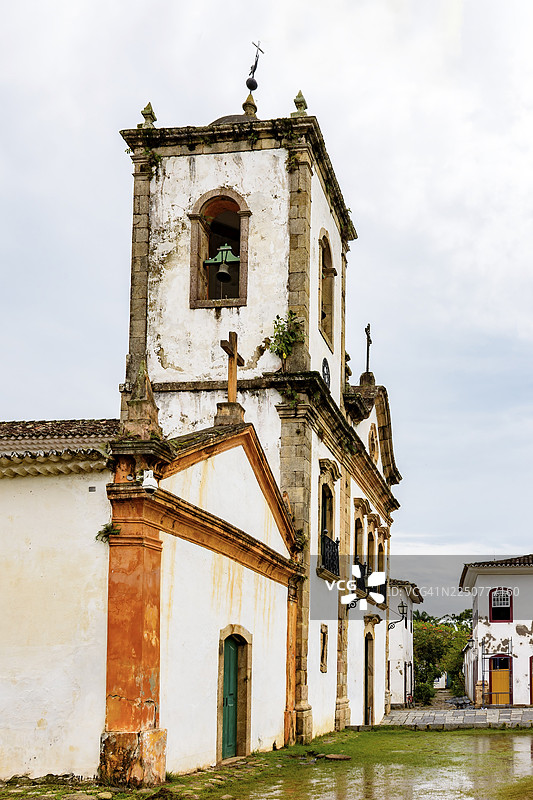 巴西里约热内卢州历史名城帕拉蒂的泥土街道上的古老巴洛克风格教堂图片素材