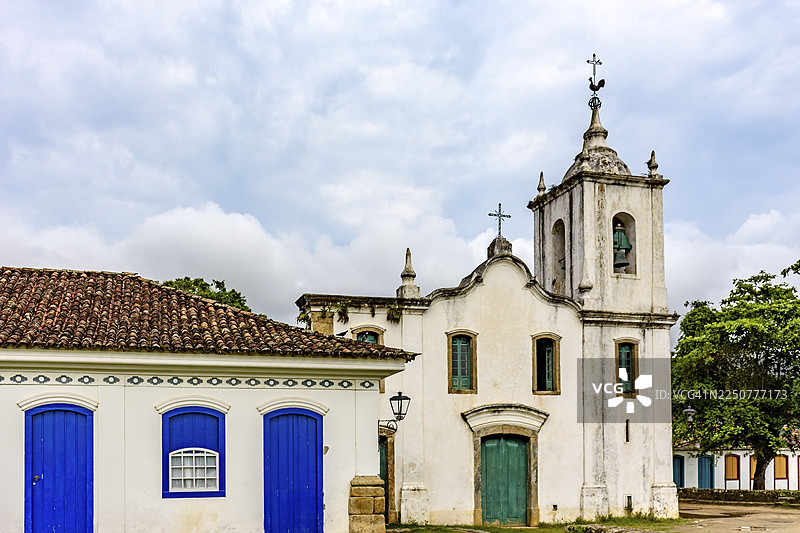 位于里约热内卢州海岸著名城市帕拉蒂的殖民风格房屋和历史悠久的教堂外观图片素材