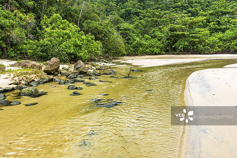 巴西里约热内卢帕拉蒂海岸区特林达迪，河水流经沙滩和森林，最终汇入大海图片素材