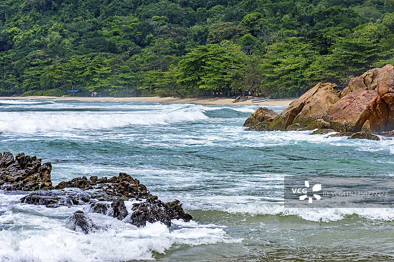 巴西里约热内卢市帕拉蒂市特林达迪，被雨林环绕的绝美海滩图片素材