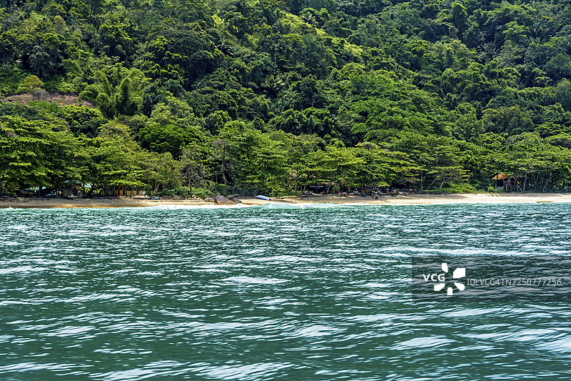 巴西里约热内卢州，帕拉蒂市特林达迪，被雨林环绕的天堂海滩图片素材