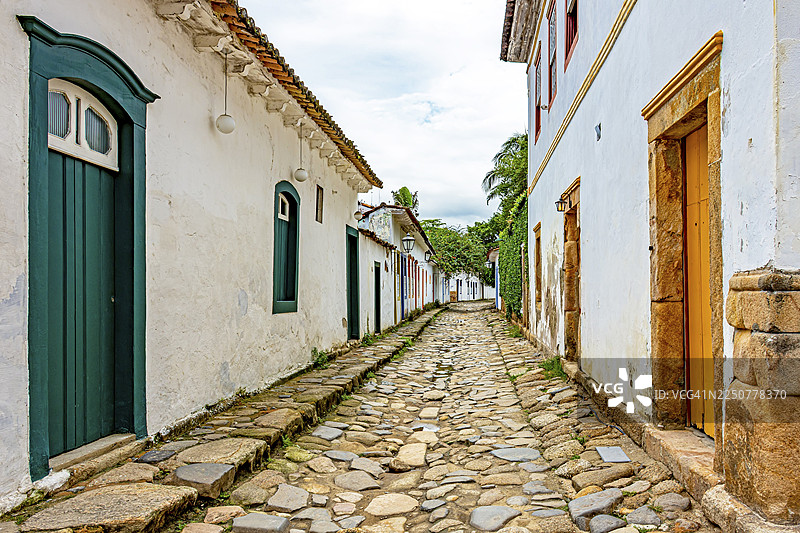 巴西历史古城帕拉蒂，街道铺着鹅卵石，古老的殖民风格房屋闻名遐迩图片素材