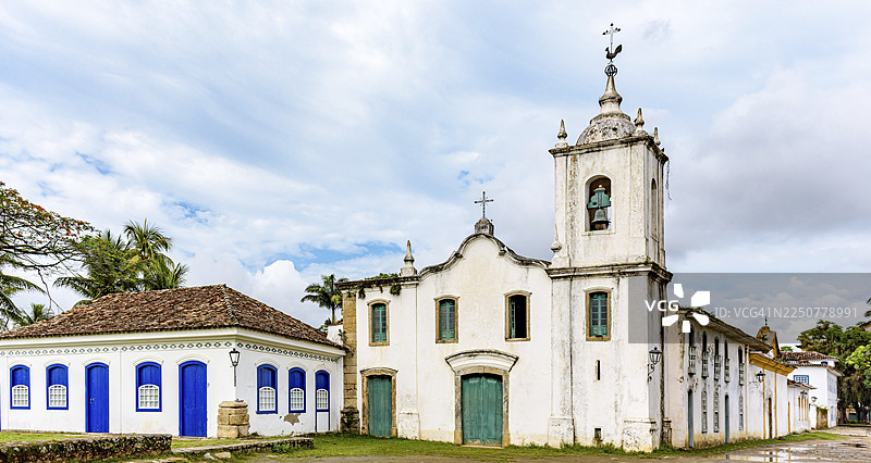 巴西里约热内卢海岸历史名城帕拉蒂的教堂和殖民风格老建筑图片素材