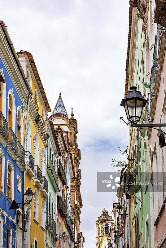 巴西萨尔瓦多市佩洛乌里尼奥街区殖民风格的老房子和教堂塔楼的立面图片素材