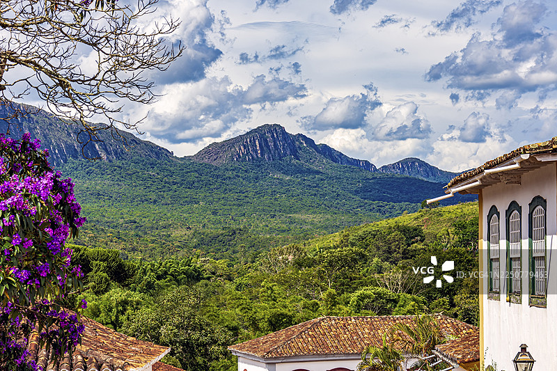 巴西米纳斯吉拉斯州历史名城蒂拉登特斯，房屋、山脉和森林图片素材