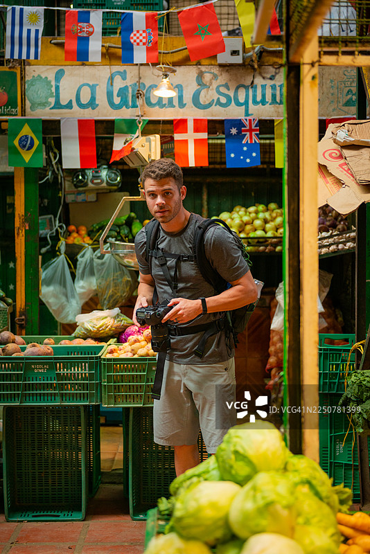 美国游客在市场里探索图片素材